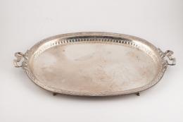 BANDEJA EN PLATA Realizada en plata de 925 mm. formada por asas en forma de lazo y bordes festoneados. Hecha en México.Medidas: 33 x 52,5 cm.