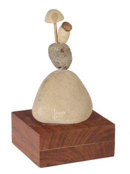 EL PARASOL, FIRMADO VELARDE, 2005 Escultura de piedra sobre peana de madera tropical 45 cm. x25 cm. x21,5 cm.