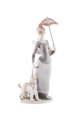 DAMA CON SOMBRILLA Y PERRITO, FIGURA DE PORCELANA ESMALTADA, LLADRÓ