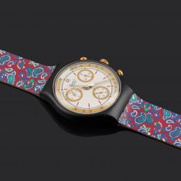 RELOJ CRONÓGRAFO SWATCH, 1991 ,Swatch Realizado en plástico. Esfera beige con numeración a trazos aplicados y número romano a las 12. Funciones. horaria, minutera, aguja para el crono central y tres esferas auxiliares. Correa con estampado de cashmere. En