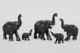 ARTE AFRICANO SIGLO XX Conjunto de cinco elefantes