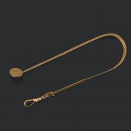 LEONTINA Realizada en metal dorado con botón con decoración estriada.