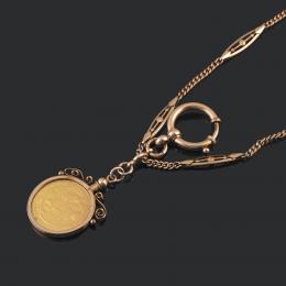 LEONTINA Realizada en metal chapado en oro rosa con eslabones calados intercalados con motivos en forma de huso, de los que pende una medalla conmemorativa de "ÍÑIGO LÓPEZ EZQUERRA, I SEÑOR DE VIZCAYA, 1040- 1077" en oro amarillo de 22 kt.