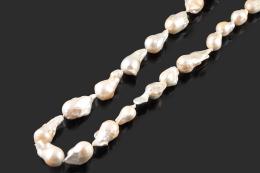 COLLAR ÓPERA Formado por 30 perlas barrocas de aproximadamente 84 cm de longitud. Algunas perlas con color amarillento.