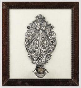 BENDITERA S.XIX Realizada en plata cincelada, representando a la Virgen María y a San José recibiendo el Espiritu Santo.Con marco de madera y fondo en fieltro beige. Medidas: 24 x 12.5 mm.