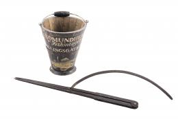 COMPÁS DE HIERRO Y CUBO POLICROMADO DE MADERA Y HIERRO