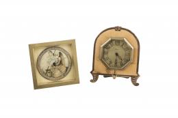 LOTE DE DOS RELOJES DE MESA UNO DE COBRE Y ESMALTE, C.1930 Y OTRO DE LATÓN CON ALEGORÍA DEL TIEMPO EN LA ESFERA, C.1950