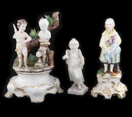CONJUNTO DE TRES FIGURILLAS EN PORCELANA ESMALTADA Y EN BISCUIT EN DIFERENTES MEDIDAS, PPIOS. S. XX. LIGERAS FALTAS Y DETERIOROS.