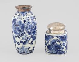 LOTE DE TEA CADDY Y JARRÓN EN LOZA PINTADA A MANO. CON SELLOS Y FIRMA DE ARTESANO. DELFT, S.XX