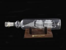 MAQUETA DE VIDRIO EN UNA BOTELLA SOBRE BASE DE MADERA. "CORBETA FINES S.XVIII", C. 1900