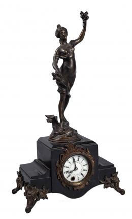 RELOJ DE MESA REMATADO POR FIGURA FEMENINA DE CALAMINA PATINADA Y BASE DE MÁRMOL NEGRO, c.1950