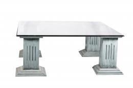 MESA DE CENTRO A PARTIR DE CUATRO PILARES DE MADERA TALLADA Y POLICROMADA Y TAPA DE CRISTAL, C.1980