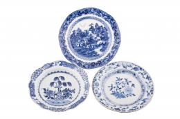 CONJUNTO DE TRES PLATOS EN PORCELANA FAMILIA AZUL Y BLANCA, CHINA, PPS.S.XX