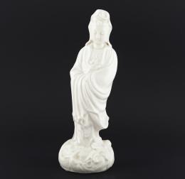 GUANYIN CRUZANDO EL MAR. CHINA, S. XIX. Realizada en porcelana blanca vidriad 29 cm.