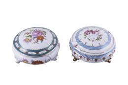 PAREJA DE CAJAS DE PORCELANA ESMALTADA CON DECORACIÓN FLORAL Y REALCES DORADOS, S.XX