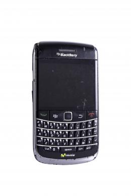 TELÉFONO BLACKBERRY BOLD 9700, NEGRO Sin tapa trasera ni batería, con golpes y faltas. Exclusivo para repuesto, no se garantiza el funcionamiento de ningún terminal.