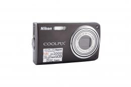 CÁMARA DE FOTOS NIKON COOLPIX S550, GRIS 10.0 Megapixel. Nikkor 5X Optical Zoom. 6.3-31.5 mm; 1: 3.5-5.6.  No se garantiza el funcionamiento. Batería descargada.  