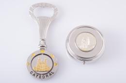 LOTE CENICERO Y ABREBOTELLAS CATEDRAL DE SANTIAGO Souvenirs en metal plateado y dorado.