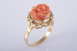 SORTIJA DE ORO CON UNA ROSA TALLADA DE CORAL Realizada en oro amarillo de 18 kt, con contraste. Compuesta por una rosa tallada en coral, sobre una filigrana. 