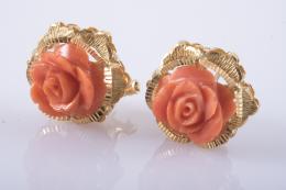 PENDIENTES ORO CON ROSA TALLADA DE CORAL Realizados en oro amarillo de 18 kt, con contraste. Compuestos por unas rosas talladas en coral sobre unas coronas de filigranas. Sistema de cierre omega.