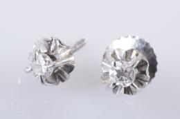PENDIENTES DORMILONAS DE ORO BLANCO Y DIAMANTES TALLA ANTIGUA Realizados en oro blanco de 18 kt. Compuestos por diamantes talla brillante antigua, engastados en garras, con un peso total aproximado: 0.14ct. Sistema de cierre a rosca, (falta una tuerca).