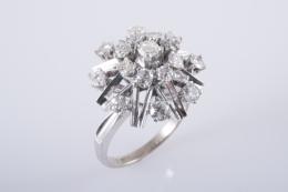 SORTIJA ROSETON EN ORO BLANCO Y DIAMANTES Realizada en oro blanco y engastadad con brillantes a modo de roseton engastados en garras, con peso total aproximado de brillantes de 1.10 ct.