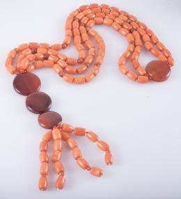 SAUTOIR DE CORAL Y ÁGATA Formado por cuentas de coral y detalles de ágatas color caramelo.