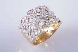 SORTIJA DE BRILLANTES Y ORO BICOLOR Realizada en oro amarillo y blanco de 18 kt. Formado por una hilera sinuosa cuajada de brillantes , peso total aproximado;: 1.60 ct. engastados en grano.