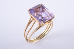 SORTIJA ANTIGUA DE AMATISTA SINTÉTICA Y ORO AMARILLO Realizada ene oro amarillo de 18 kt. formada por una amtista sintética, propia de la época.
