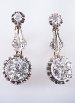 PENDIENTES LARGOS ANTIGUOS, DE ORO Realizados en oro amarillo de 18 kt. con vistas en platino, decorados con piedras incoloras de talla redonda engastadas en garras y grano. Sistema de cierre ballestilla.