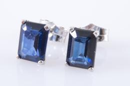PENDIENTES DE ORO BLANCO Y ZAFIROS Realizados en oro blanco de 18 kt., con un zafiro cada uno, talla esmeralda engastado en garras, peso total aproximado: 1.48 ct. Sistema de cierre presión.