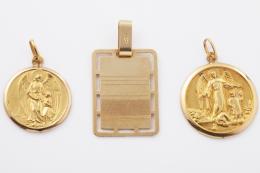 LOTE DE TRES MEDALLAS DE ORO AMARILLO Realizadas en oro amarillo de 18 kt. Formado por dos medallas religiosas de ángeles de la Guarda y una medalla lisa para grabar.