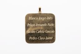 PLACA COLGANTE DE ORO AMARILLO Realizada en oro amarillo de 18 kt. De forma cuadrada con inscripciones: " Blanca_ Jorge- Imés- Pelayo- Fernando- Pablo- Jacobo- Carlota- Gonzalo- Pedro- Clara- Jaime".