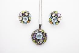 CONJUNTO DE PENDIENTES Y COLGANTE DE PLATA PAVONADA, TOPACIOS, AMATISTAS Y PIEDRAS DE COLOR Realizados en plata pavonada de 925 ml. Formados por rosetón de topacios, amatistas y piedras de color. Sistema de cierre de los pendientes, cierre catalán y colga