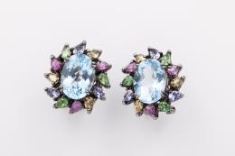 PENDIENTES DE PLATA PAVONADA, TOPACIOS, ZAFIROS Y AMATISTAS Realizados en plata pavonada 925 mm. Formados por un atopacio azul central orlado de zafiros de colores y amatistas. Peso total de los topacios: 16.60 ct. Sistema de cierre omega.