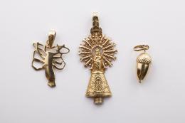LOTE DE TRES COLGANTES DE ORO AMARILLO Realizados en oro amarillo de 18 kt. Compuesto por: La Virgen del Pilar, una bellota y un signo del zodiaco.