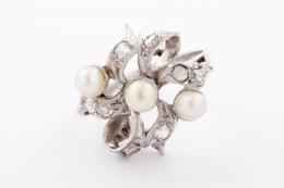 SORTIJA ORO, DIAMANTES TALLA ROSA Y PERLITAS Realizada en oro blanco de 14 kt. Formada por cintas cuajadas de diamantes, talla rosa engastados en grano y perlitas cultivadas calibradas en 4 mm.