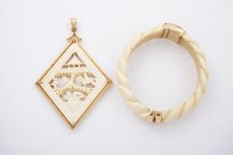 LOTE DE PULSERA Y COLGANTE DE HUESO, AÑOS 70 Y ORO AMARILLO  Realizados en hueso y detalles de oro amarillo de 14 kt. Brazalete gallonado y colgante con motivos orientales.