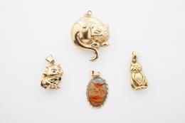 CUATRO COLGANTES GATOS DE ORO AMARILLO  Realizados en oro amarillo de 18 kt. Tres colgantes en forma de gato y uno con detalle esmaltado.
