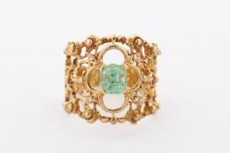 SORTIJA ESMERALDA Y ORO AMARILLO Realizada en oro amarillo de 18 kt. Formada por un a esmeralda central, peso total aproximado: 1 ct. con detalle de brillantes. Montura calada.