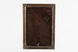 MARCO DE PLATA ESPAÑOLA, S. XX. Realizado en plata de ley, de moldura lisa decorado con acantos en los ángulos. Con contrastes.Medidas: 17,5 x 12,5 cm.