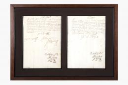 Dos manuscritos enmarcados juntos firmados por Felipe V, dirigidos al Marqués de Villalonga y Pariente: uno invitándole al entierro de su padre el Rey Carlos II y el otro convocándole al juramento de fidelidad a su persona como rey de España.