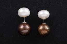 PENDIENTES DOBLES DE PERLA CULTIVADA Y PERLA TAHITÍ Formados por una perla tahití calibrada en 14 mm. de diámetro, y una perla tipo botón calibrada en 12 mm. de diámetro.