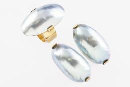 CONJUNTO DE PENDIENTES Y SORTIJA DE ORO Y PERLA OSMEÑA Realizados en oro de 18 kt., formados por una perla osmeña. Sistema de cierre de los pendientes omega.