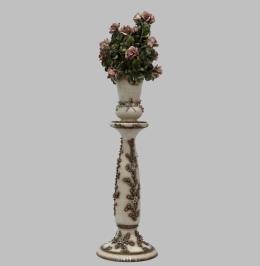 JARRÓN DE FLORES CON PEANA, CAPODIMONTE, ITALIA. S. XX