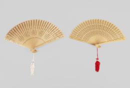 JUEGO DE DOS ABANICOS DE MADERA DE SÁNDALO, HANGZHOU WANG XINGJI. CHINA, SIGLO XX