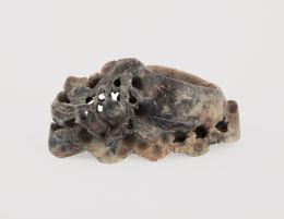 TINTERO EN TONALIDADES OSCURAS. CHINA, SIGLO XX Piedra de jabón 6 cm.x4 cm.x12 cm.