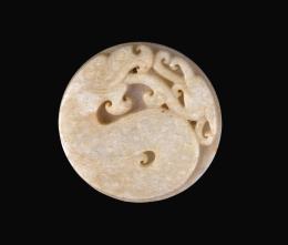 COLGANTE DE JADE "QUILONG" EN FORMA DE MEDALLÓN CON FIGURA DE DRAGÓN. DINASTÍA QING, (CHINA, PPIOS. SIGLO XX)