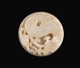 COLGANTE EN FORMA DE MEDALLÓN CON FIGURA DE DRAGÓN. PPIOS. SIGLO XX.