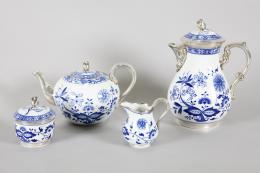 JUEGO DE JARRA DE CAFÉ, TETERA, LECHERA Y AZUCARERO EN PORCELANA ESMALTADA Y VIDRIADA CON BAÑO DE PLATA EN LOS BORDES Y TAPAS. BAVARIA, ALEMANIA